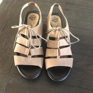 Abeo leather 9.5 .  Tan suede.  Excellent condition. Very comfortable.